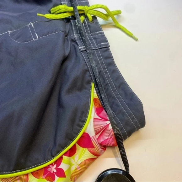 Swim trunks size medium - Picture 10 of 11